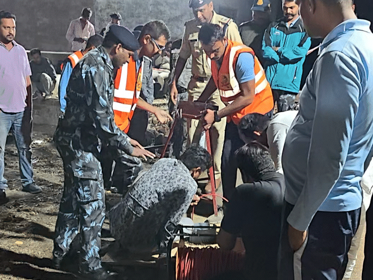 प्राइवेट एक्सपर्ट को अंडर वाटर कैमरे के साथ उतारा गया।