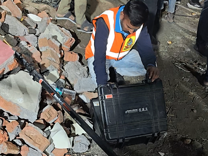 एक हूक ने काम नहीं किया तो दो हूक जोड़ा गया।