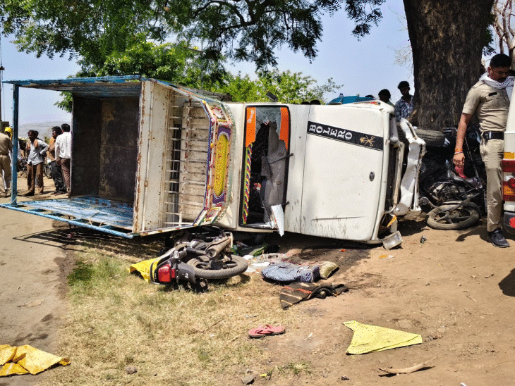 पिकअप वाहन ने नाच रहे बारातियों को रौंद दिया।