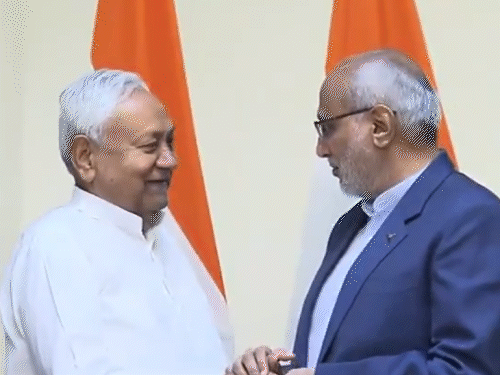 शपथविधीनंतर उपराष्ट्रपती सीपी राधाकृष्णन यांच्याशी बोलताना नीतीश कुमार.