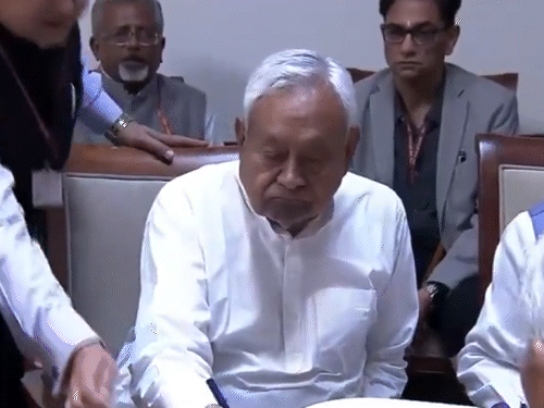 शपथ घेतल्यानंतर कागदपत्रांवर स्वाक्षरी करताना नीतीश कुमार.