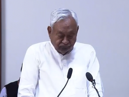 नीतीश कुमार यांनी राज्यसभा खासदार म्हणून शपथ घेतली.