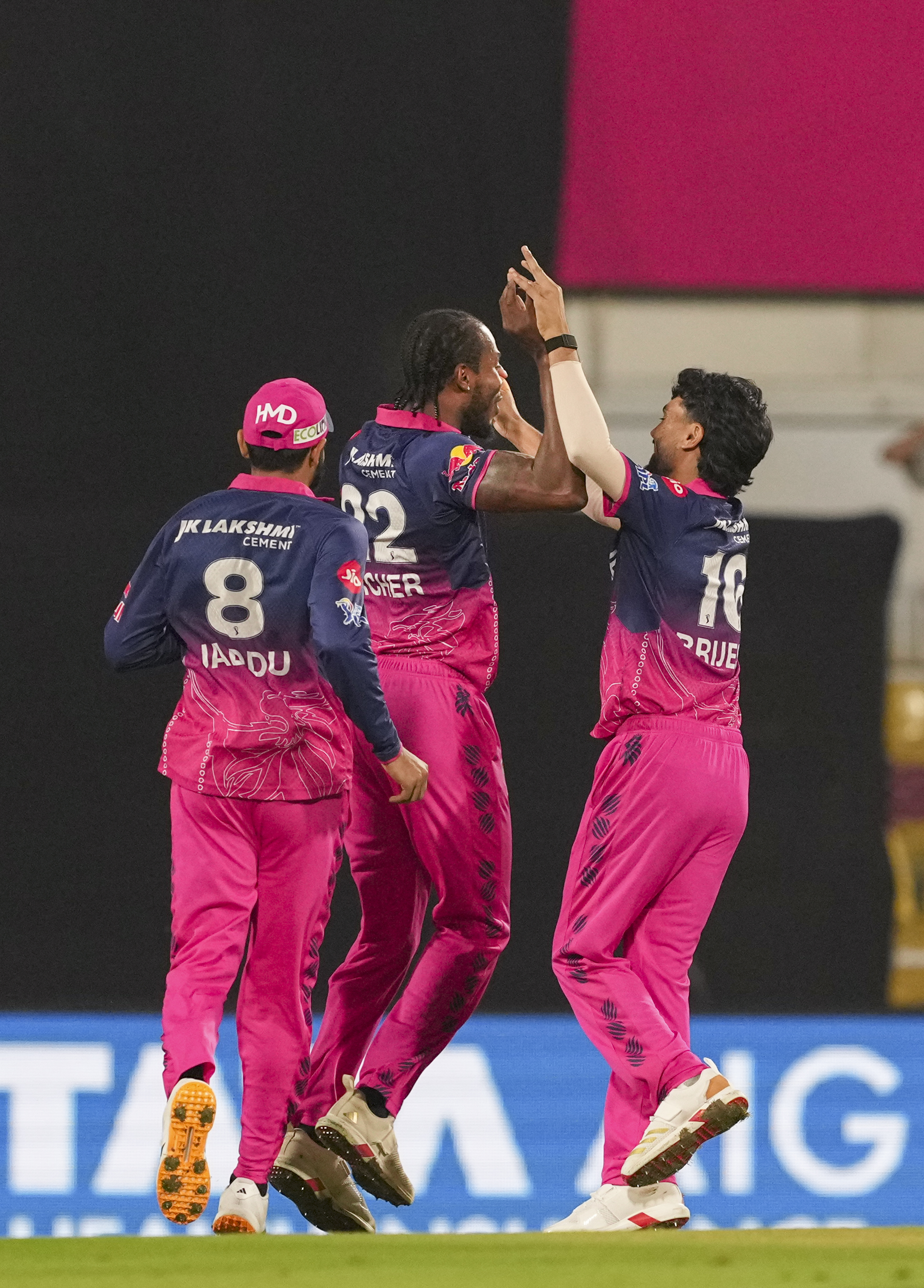 फिल सॉल्ट का विकेट सेलिब्रेट करते जोफ्रा आर्चर और उनके साथ खिलाड़ी।