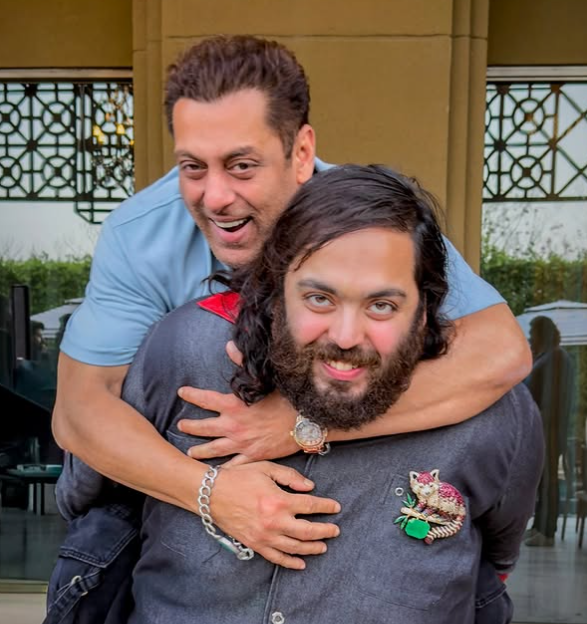 सलमान खान अनंत को पीछे से पकड़कर मजाकिया अंदाज में पोज देते दिखे।