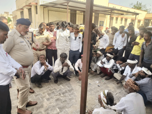 गुढ़ागौड़जी CHC में सुबह 10 बजे से मृतकों के परिजन और ग्रामीण मुआवजे की मांग को लेकर धरने पर बैठे हैं। एएसपी फूलचंद मौके पर पहुंचे और लोगों से बातचीत कर समझाइश का प्रयास किया।