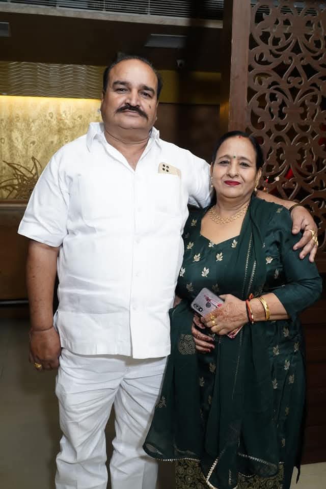 आशा रानी (55) अपने पति अर्जुन दास के साथ।