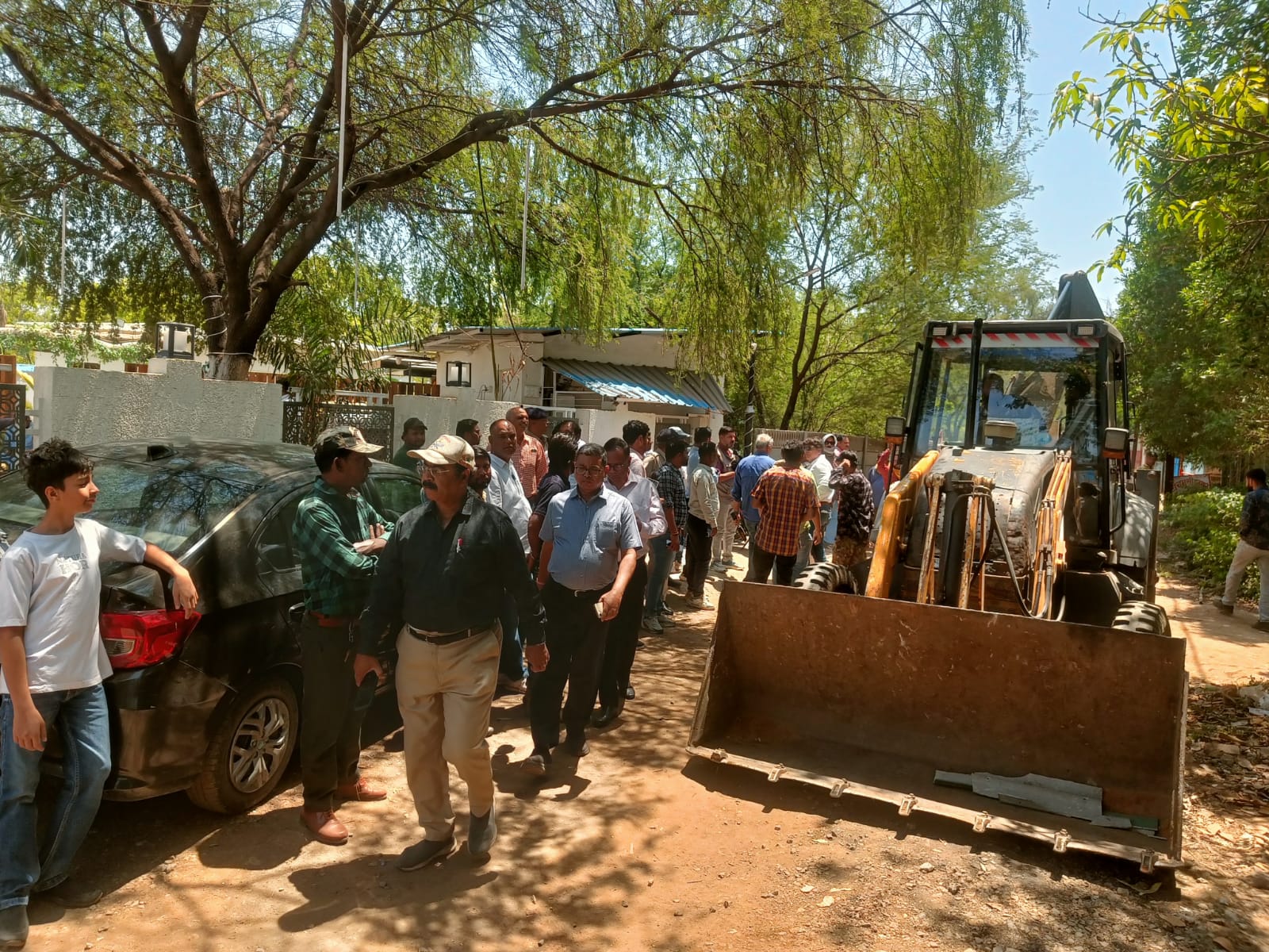 कार्रवाई के दौरान मौके पर भीड़ भी लग गई।