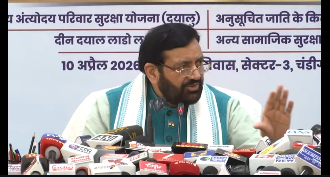 जानकारी देते हुए सीएम नायब सिंह सैनी।