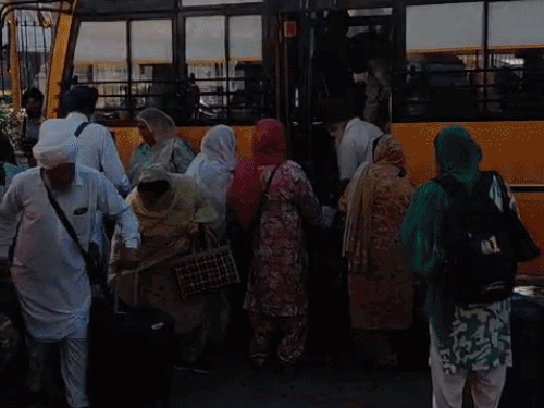 पाकिस्तान रवाना होते सिख श्रद्धालु।