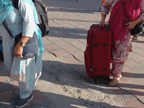 बैसाखी मनाने के लिए रवाना होता सिख जत्था।