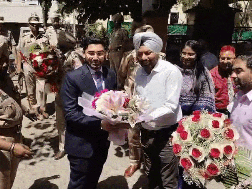 जालंधर के नए DC का फूलों के गुलदस्तों से लोगों ने किया स्वागत।