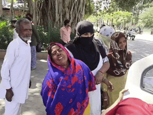 सिविल अस्पताल में शवगृह के बाहर रोती मृतक नविवाहिता की मां।