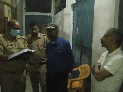 रिश्तेदारों ने पुलिस को बताया कि घर के अंदर घुसते ही बदबू आने लगी।