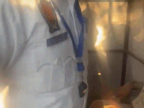 ड्राइवर से बहस करते पुलिसकर्मी।