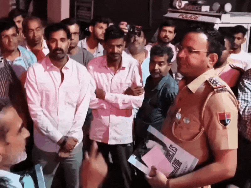 पुलिस अधिकारियों ने प्रदर्शन कर रहे ग्रामीणों से वार्ता की