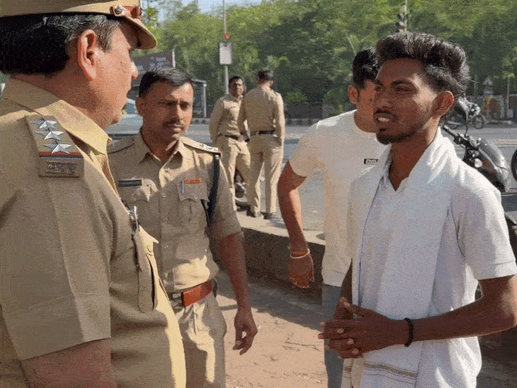 यात्रा के भोपाल पहुंचते ही पुलिसकर्मियों ने उन्हें यात्रा समाप्त करने की समझाइश दी।