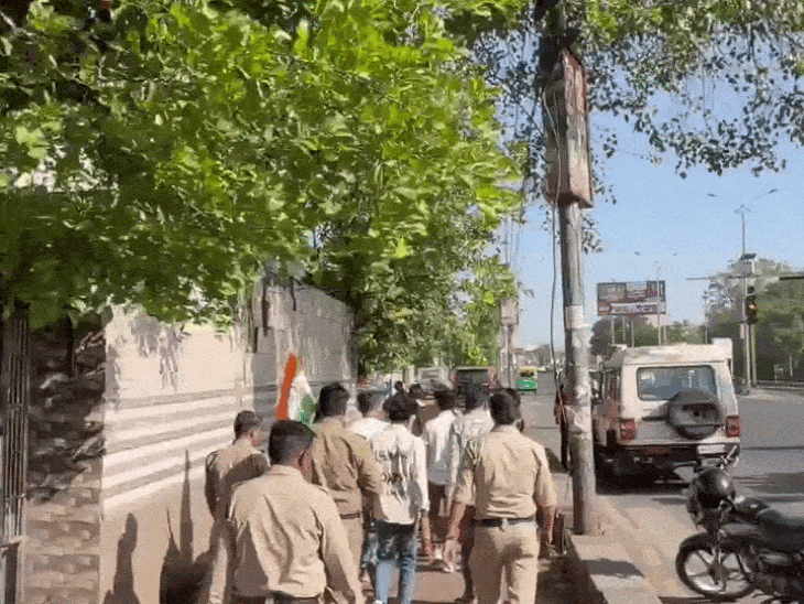 छात्र नेता रामकुमार नागवंशी को पुलिस ने आगे जाने से रोक दिया।