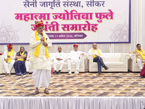 महात्मा ज्योतिबा फुले जयंती कार्यक्रम को संबोधित करते हुए UDH राज्यमंत्री झाबर सिंह खर्रा तथा मंच पर मौजूद कांग्रेस जिलाध्यक्ष सुनीता गठाला व अन्य।