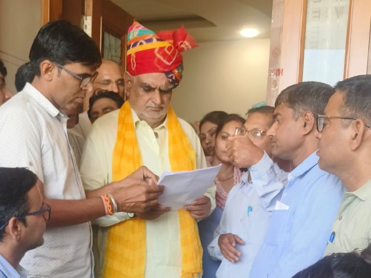 सीकर SK मेडिकल कॉलेज से हटाए गए नर्सिंग संविदाकर्मियों ने राज्य मंत्री खर्रा को ज्ञापन दिया।