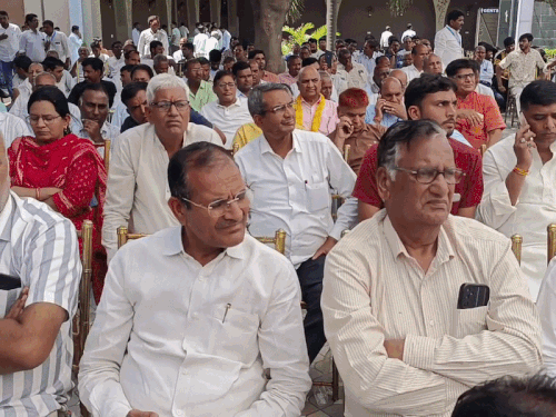 सीकर में महात्मा ज्योतिबा फुले जयंती कार्यक्रम में मौजूद लोग।