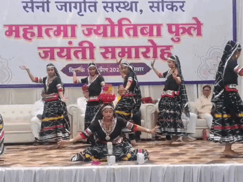सीकर में पिपराली चौराहे पर आयोजित महात्मा ज्योतिबा फुले जयंती कार्यक्रम में सांस्कृतिक प्रस्तुति देती समाज की छात्राएं।