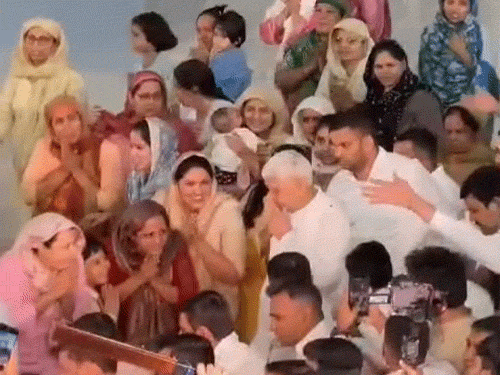 सोनीपत के धनाना में सतलोक आश्रम पहुंचने के बाद उनके अनुयायियों ने उन्हें घेर लिया था।