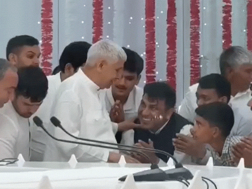 अनुयायियों को संबोधित करने से पहले उन्हें मंच पर ही आशीर्वाद दिया था।