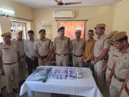 तीनों आरोपियों से नगदी सहित अन्य सामान किया बरामद।