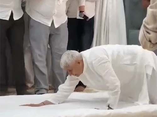 आश्रम पहुंचने के बाद रामपाल ने अनुयायियों की ओर मुंह करके दंडवत प्रणाम किया था।