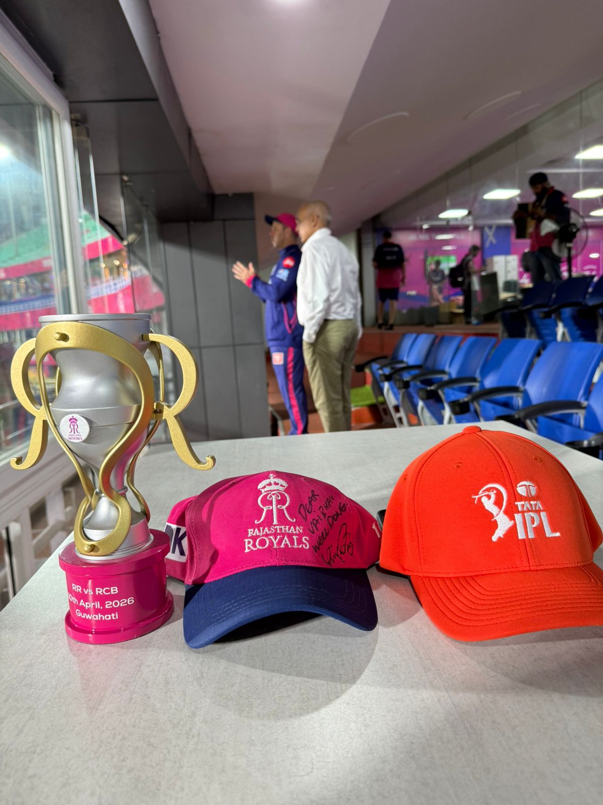 राजस्थान रॉयल्स ने कोहली के ऑटोग्राफ वाली कैप सोशल मीडिया पर पोस्ट की है।