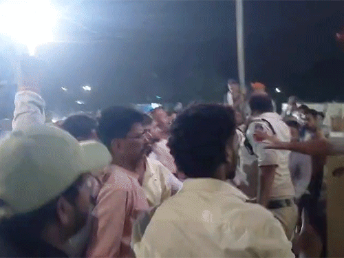 घटना के बाद आक्रोशित लोगों ने थाने का घेराव कर दिया, जिसके बाद पुलिस ने हल्का बल प्रयोग किया।