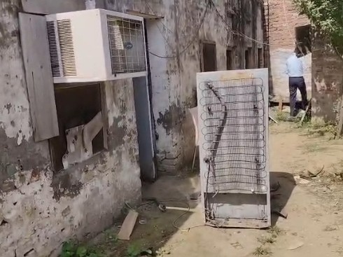 बाहर पड़ा फ्रीज और एसी का खाली खोखा।