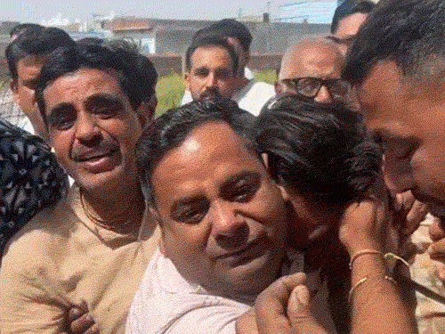 लाश घर पहुंचने पर परिवार के लोगों का रो-रोकर बुरा हाल है।