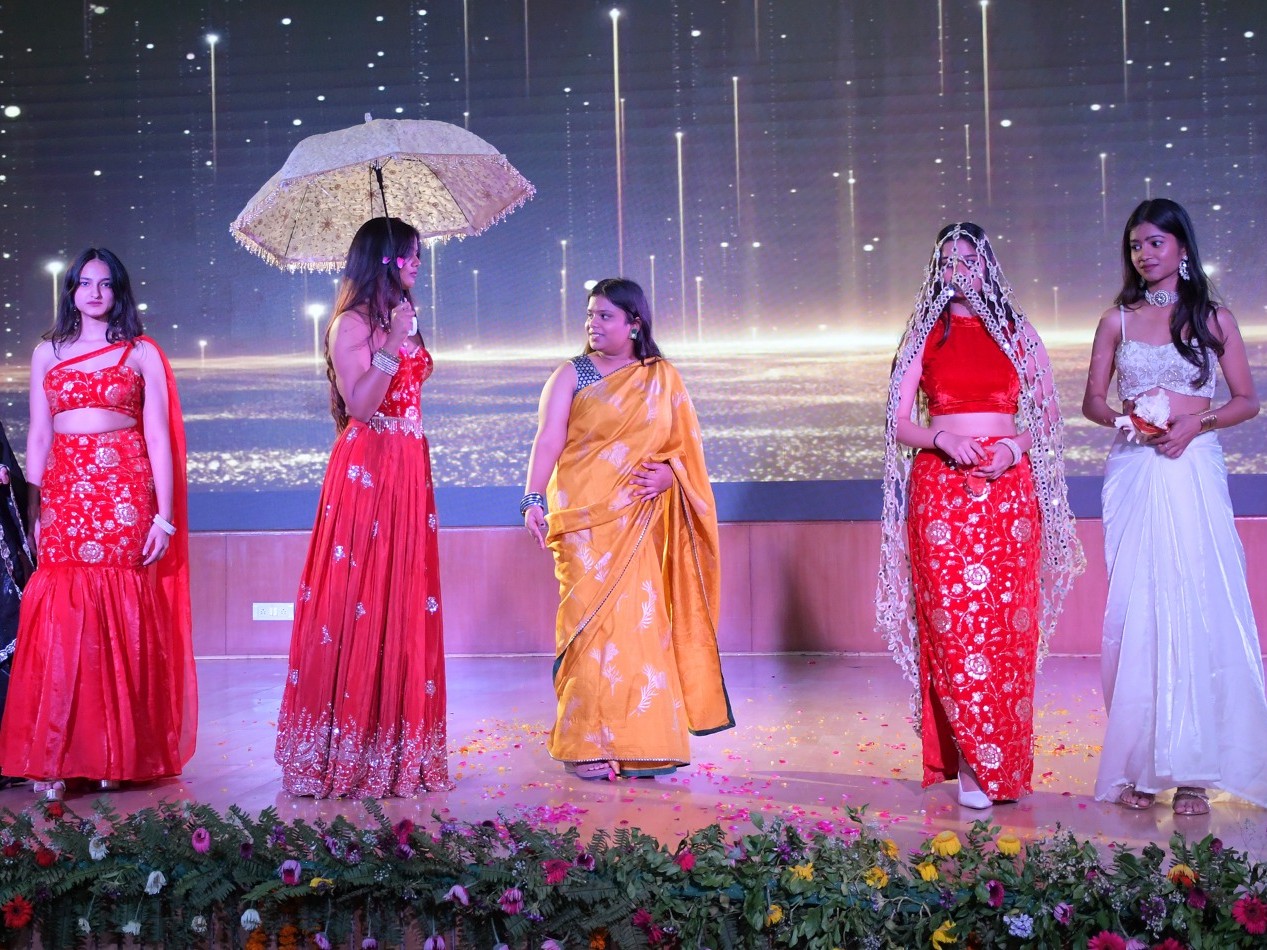 एमिटी यूनिवर्सिटी लखनऊ के एमिटी स्कूल ऑफ फैशन टेक्नोलॉजी के अंतिम वर्ष के विद्यार्थियों ने ग्रेजुएशन डिजाइन कलेक्शन (जीडीसी)-2026 में अपने डिजाइन प्रस्तुत किए।