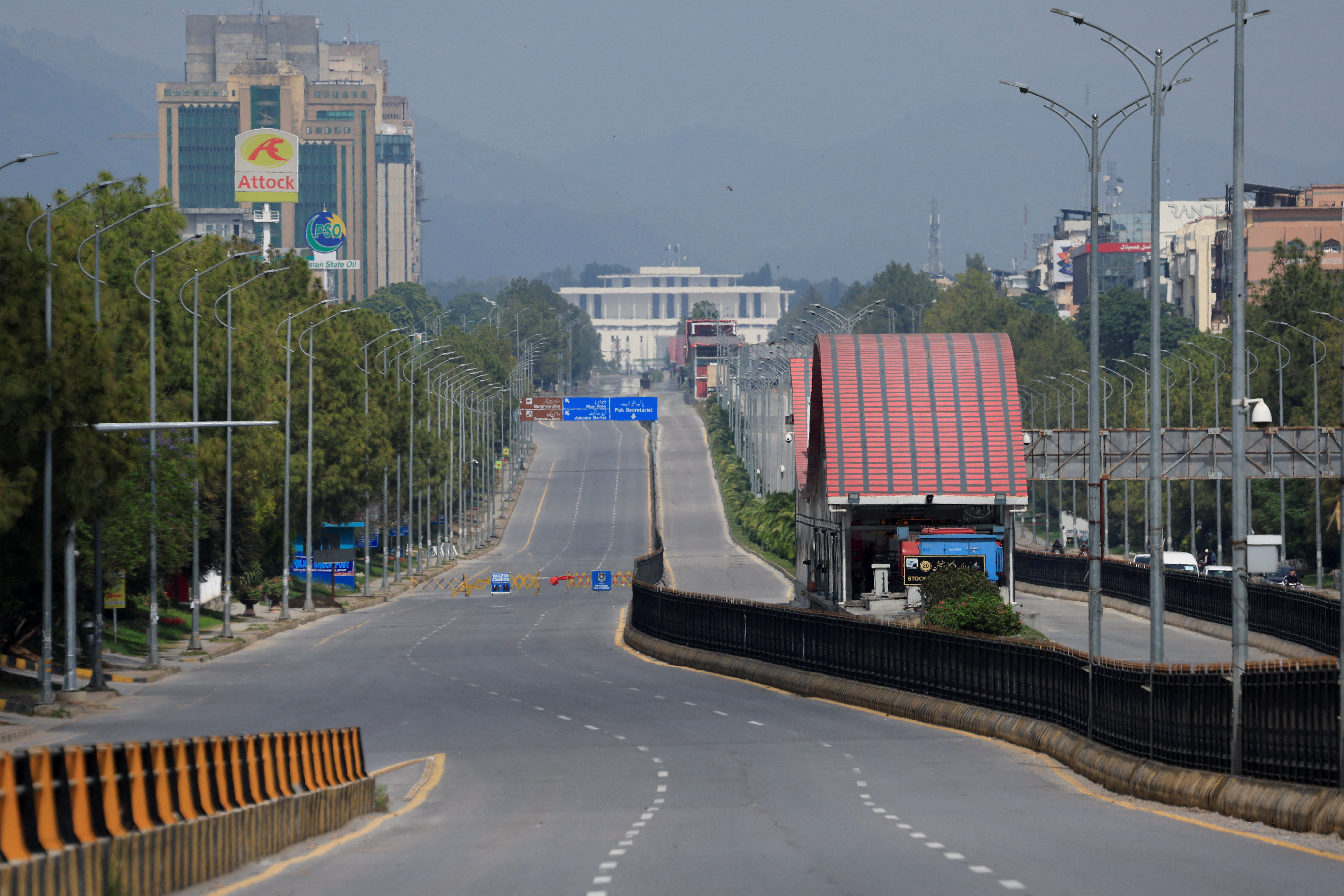 इस्लामाबाद में दो दिन के लिए कर्फ्यू लगाया गया है, जिस वजह से पत्रकारों के लिए जानकारी जुटाना मुश्किल हो गया है।