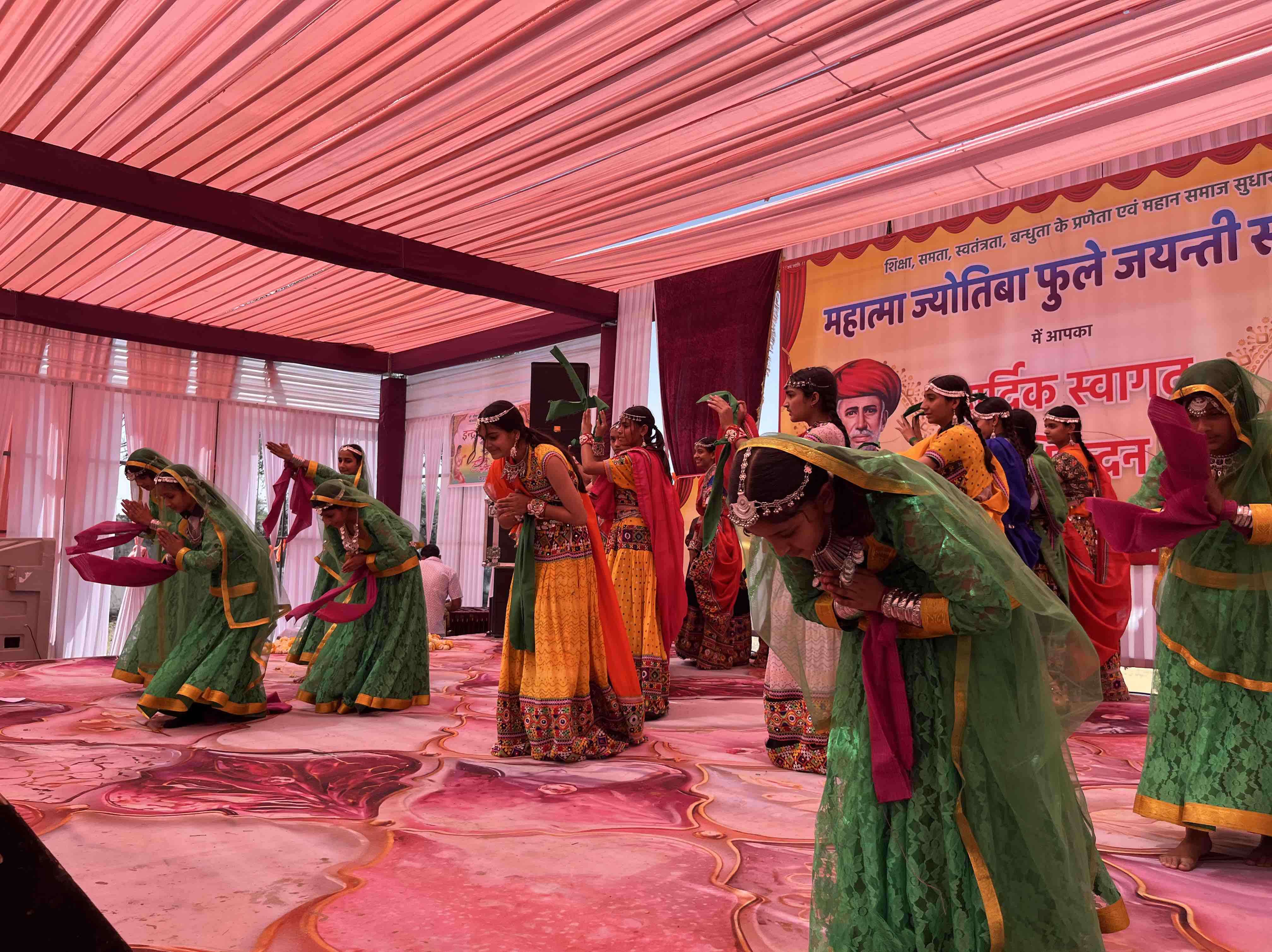 रकारी टीचर्स ने भी कलाकार की भूमिका निभाई।