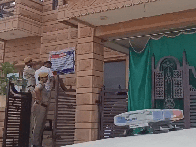 सुरपालिया थाना पुलिस ने मय जाब्ता नागौर के शारदापुरम पहुंचकर आरोपी का मकान सीज किया है।