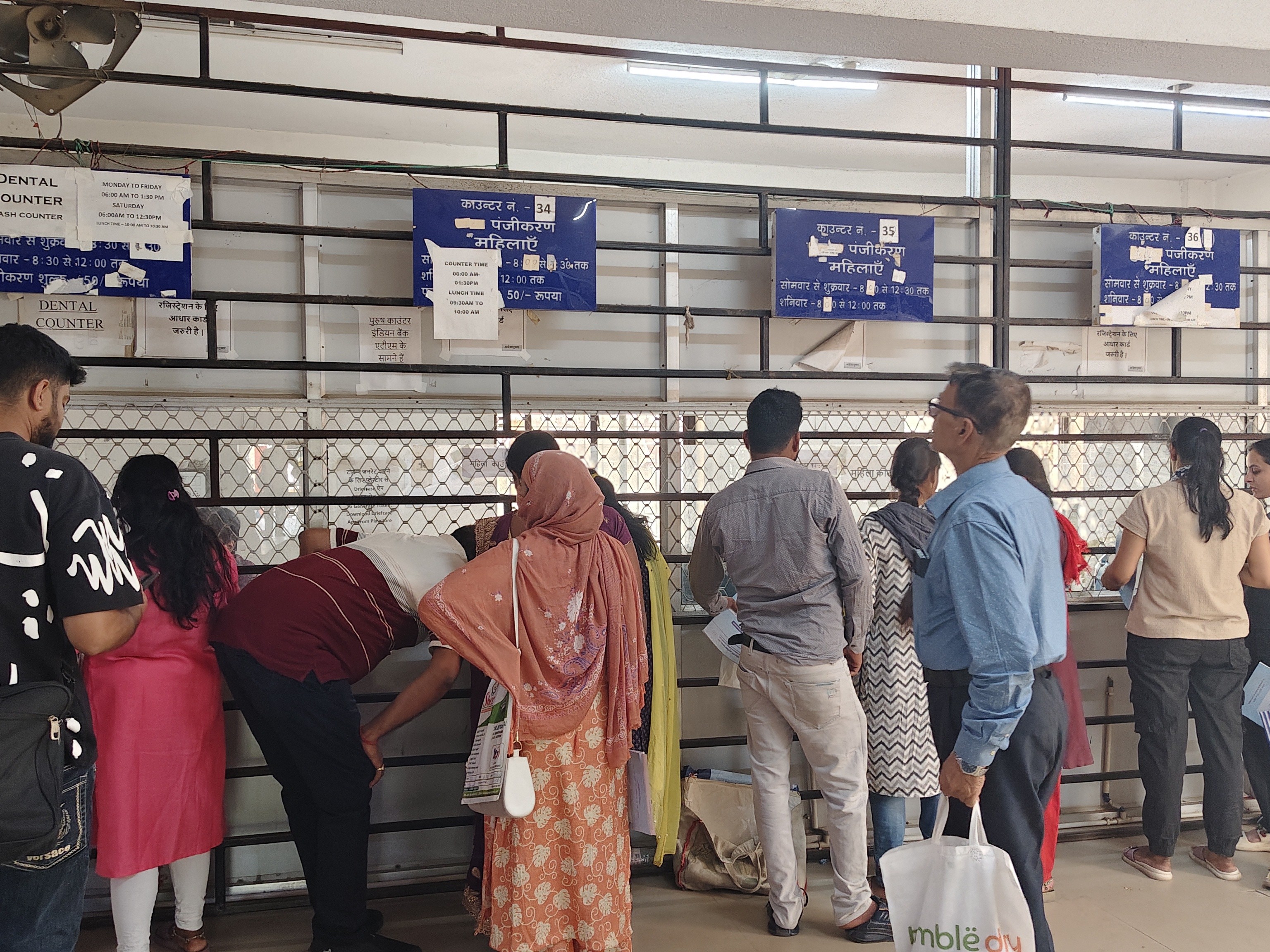 तकनीकी जानकारी नहीं होने से टोकन लेने के लिए ग्रामीण मरीज परेशान हो रहे।