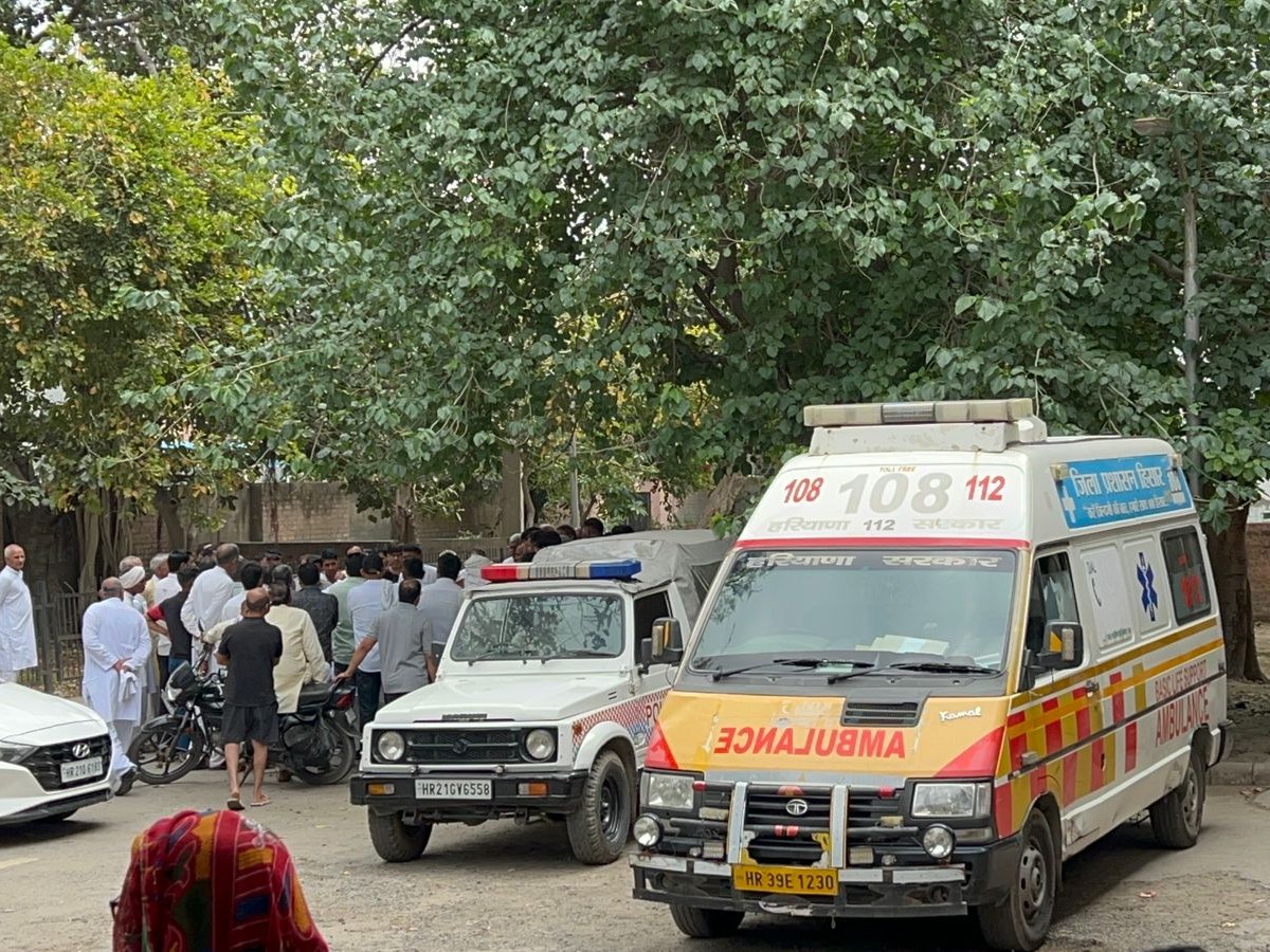 हांसी के सामान्य अस्पताल में मौजूद दोनों पक्ष।