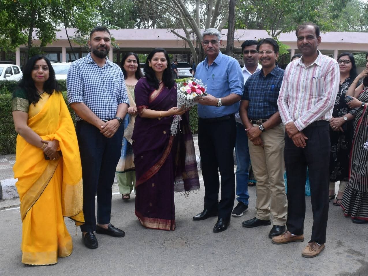 चीफ गेस्ट का स्वागत करते हुए कॉलेज स्टाफ।