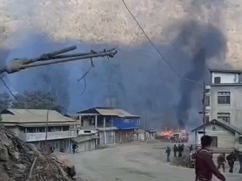 उखरुल जिले में घरों के साथ चार सरकारी क्वार्टर में भी आग लगा दी थी।