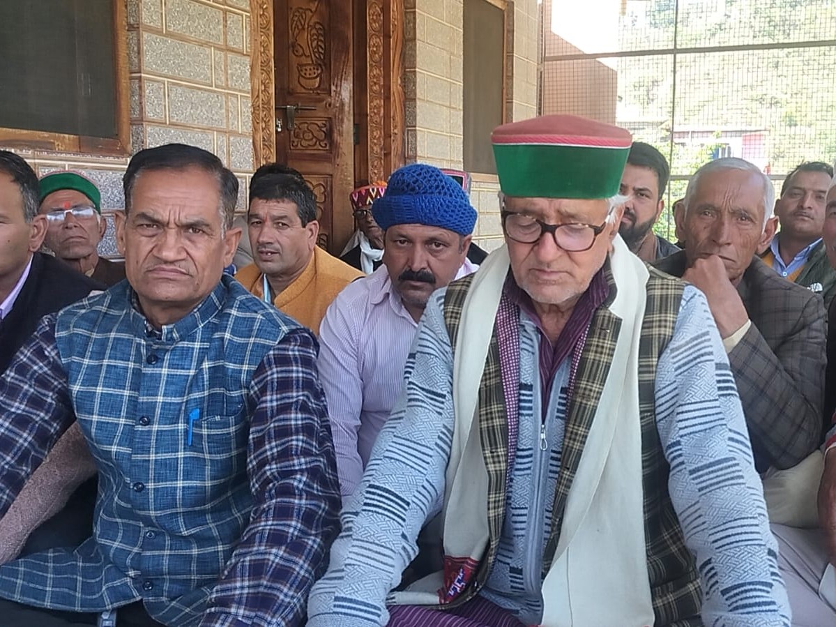 देव समाज की बैठक में उपस्थित लोग। - Dainik Bhaskar