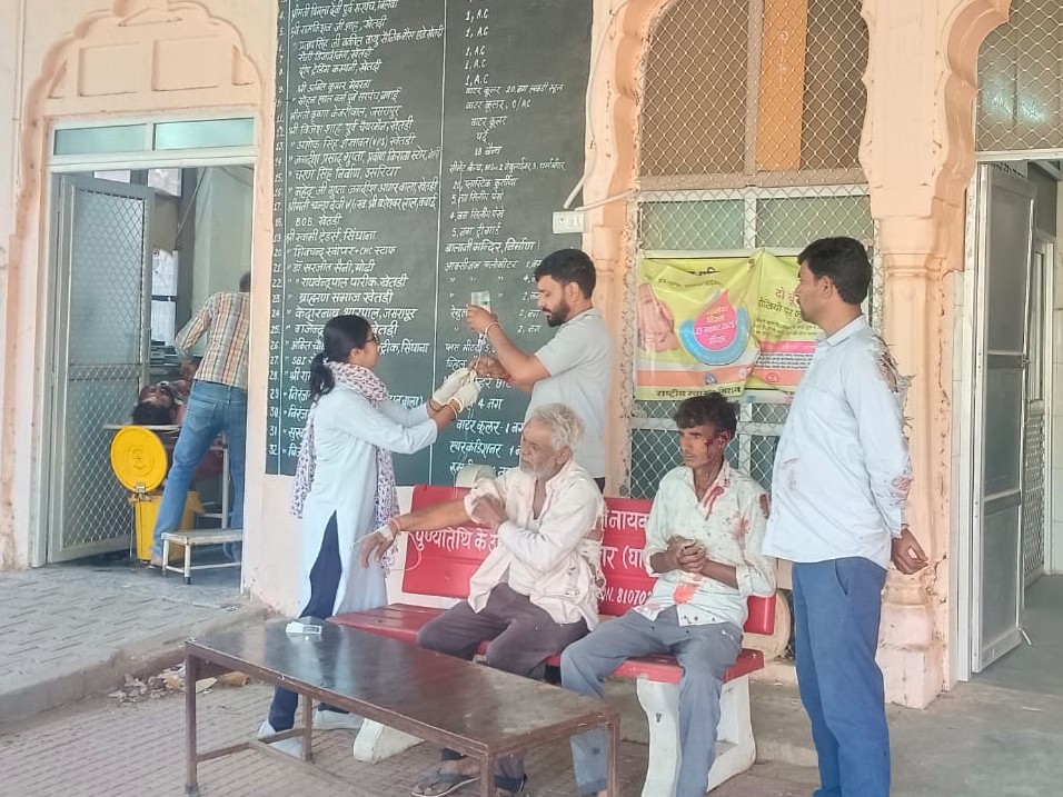 हादसे में सभी घायलों को खेतड़ी के उपजिला अस्पताल में भर्ती कराया गया।