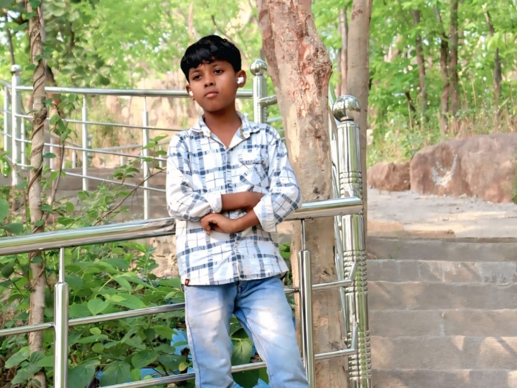 अमन अपने दो भाइयों और एक बहन में सबसे छोटा था। गांव के स्कूल में आठवीं कक्षा का छात्र था।