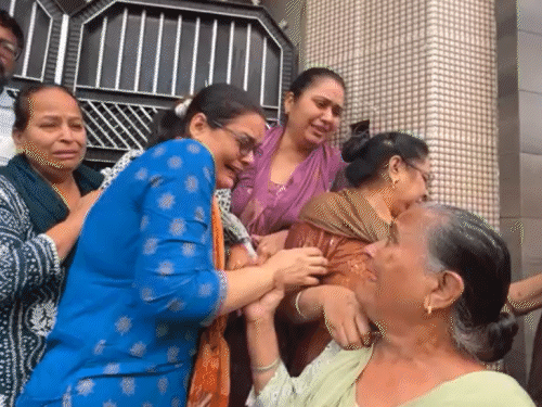 लुधियाना में लाश घर पहुंचने के बाद विलाप करते परिजन।