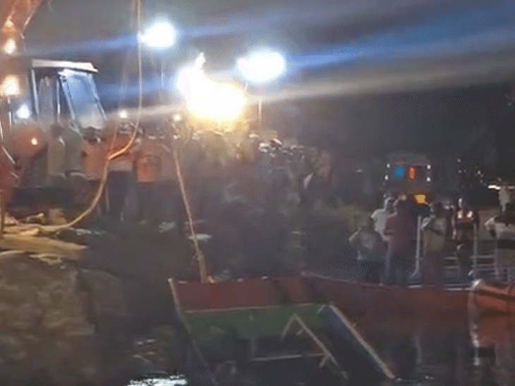 सेना ने देर रात जिस नाव से हादसा हुआ था, उसे निकाल लिया।