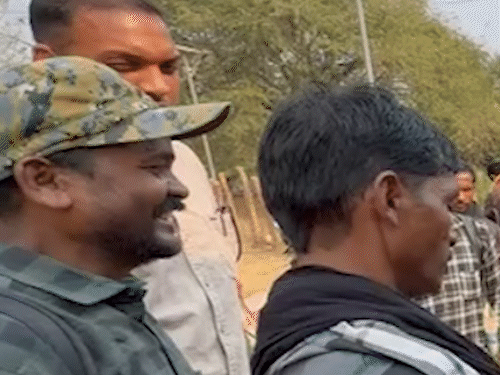 बस में चढ़ते समय हंसते हुए सरेंडर नक्सली पापाराव।