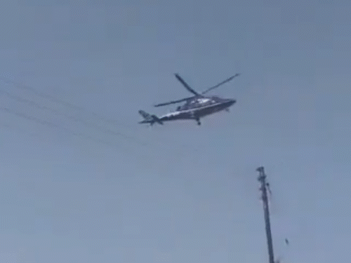 जब हेलिकॉप्टर पार्किंग एरिया पर उतरा तो धूल का एक बड़ा गुबार उठा। - Dainik Bhaskar