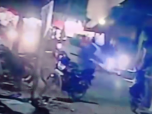 शूटर्स फायरिंग करते हुए कैमरे में कैद हुए थे।