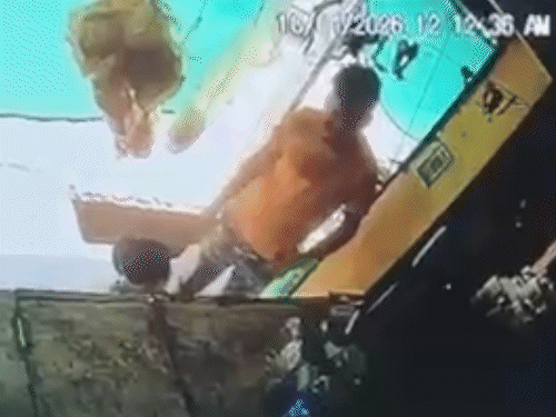 CCTV में बच्ची को चॉकलेट दिलाते दिखा आरोपी।